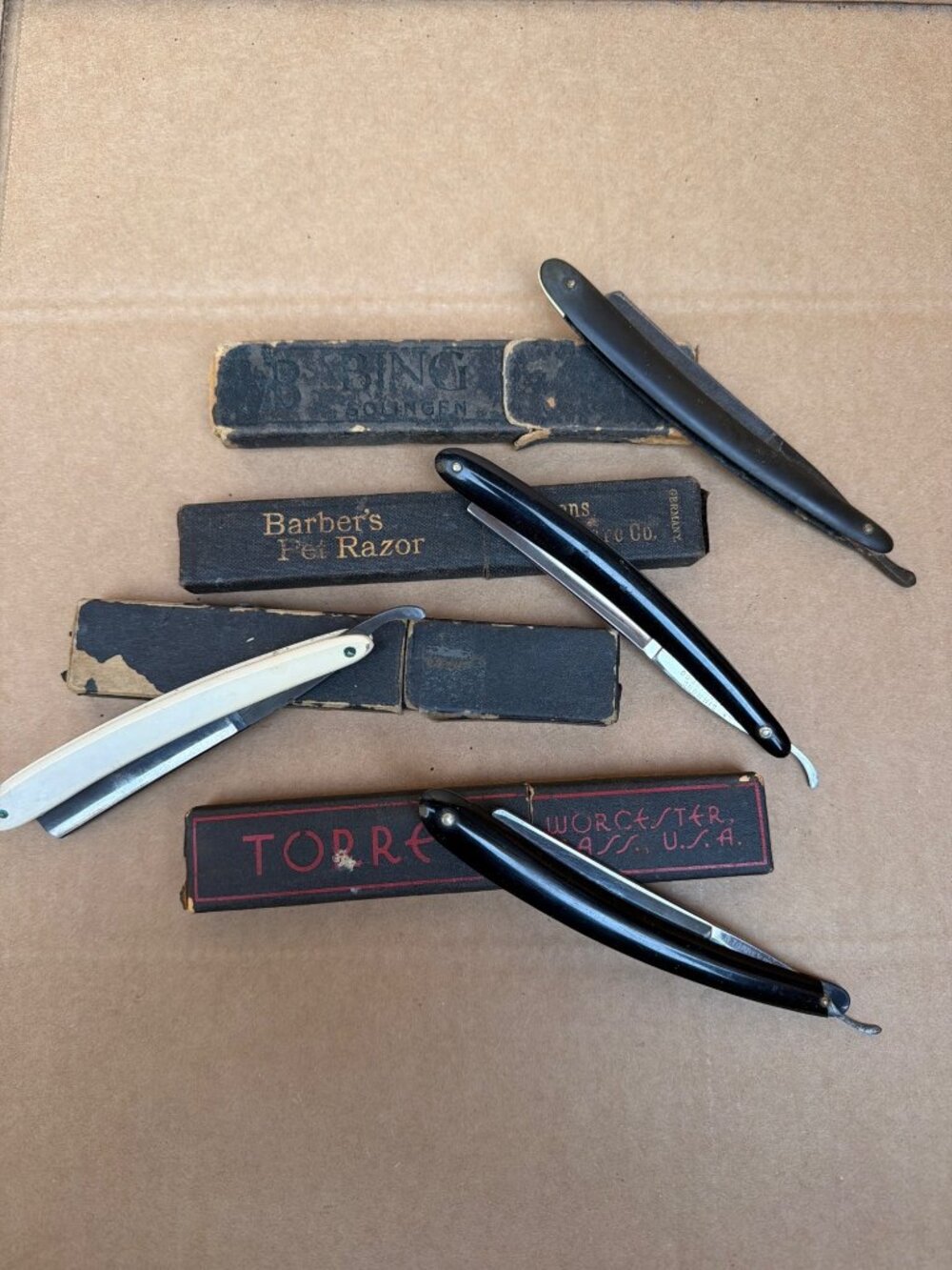 Lot of 4 Antique Straight Razors Torrey Simmons Harris Goar w/Coffin Style Boxes